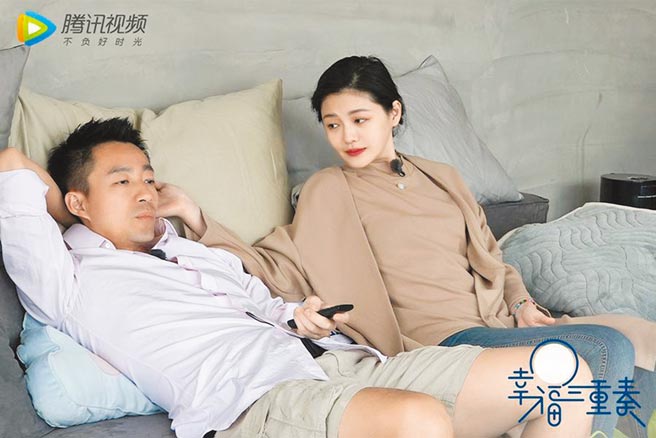 大S（右）、汪小菲曾在《幸福三重奏》節目中大秀恩愛。（摘自微博）