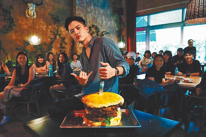 J.Sheon曾制作巨无霸汉堡，与粉丝一起分享。（索尼音乐提供）