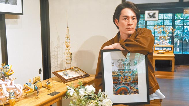 冈本孝透过镜头补捉勇气的故事，拍摄了许多万华与龙山寺。（国王十字提供）