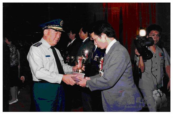 郝柏村于中科院颁奖。（国史馆提供）