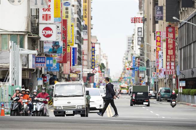 台湾究竟需不需要升至四级警戒，医师沈政男认为，现在大多的确诊个案都是家庭群聚造成。（图／示意图，达志影像）