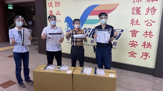 陈荪裕站长特别购买防护面罩400个赠予分局，由第四分局分局长代表接受。（警方提供）