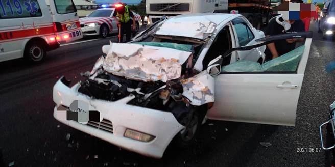 今天清晨国道1号彰化北上199.8公里处，发生一起离奇的死亡车祸，一部自小客车追撞大货车后停在高速公路上，黄姓拖吊车驾驶获报在现场摆设交通锥准备救援时，惨遭后方另一部槽罐车追撞惨死。（民眾提供／吴建辉彰化传真）