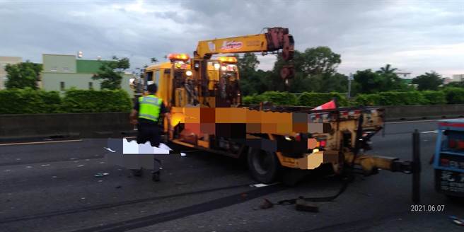 今天清晨国道1号彰化北上199.8公里处，发生一起离奇的死亡车祸，一部自小客车追撞大货车后停在高速公路上，黄姓拖吊车驾驶获报在现场摆设交通锥准备救援时，惨遭后方另一部槽罐车追撞惨死。（民眾提供／吴建辉彰化传真）