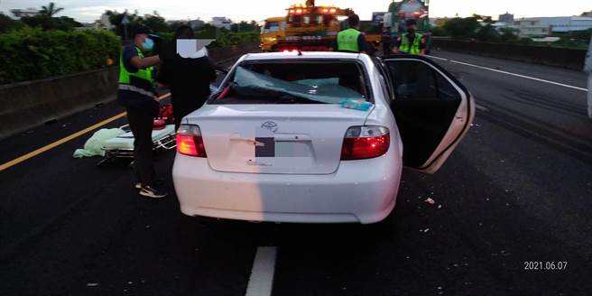 今天清晨国道1号彰化北上199.8公里处，发生一起离奇的死亡车祸，一部自小客车追撞大货车后停在高速公路上，黄姓拖吊车驾驶获报在现场摆设交通锥准备救援时，惨遭后方另一部槽罐车追撞惨死。（民眾提供／吴建辉彰化传真）