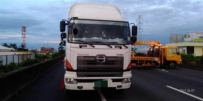 载运氨水的化学槽车驾驶疑似未注意前方路况而猛烈撞上停在外侧车道的拖吊车。（警方提供／谢琼云彰化传真）
