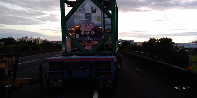 载运氨水的化学槽车驾驶疑似未注意前方路况而猛烈撞上停在外侧车道的拖吊车。（警方提供／谢琼云彰化传真）
