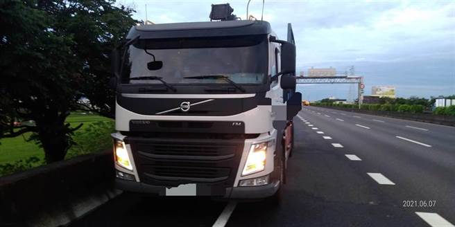 遭自小客车追撞的大货车停放在前方外侧路肩。（警方提供／谢琼云彰化传真）
