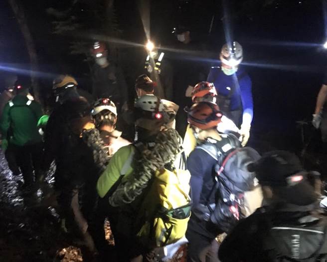 警消协助将坠落山谷饶男运送下山，但已无生命迹象。(警方提供)
