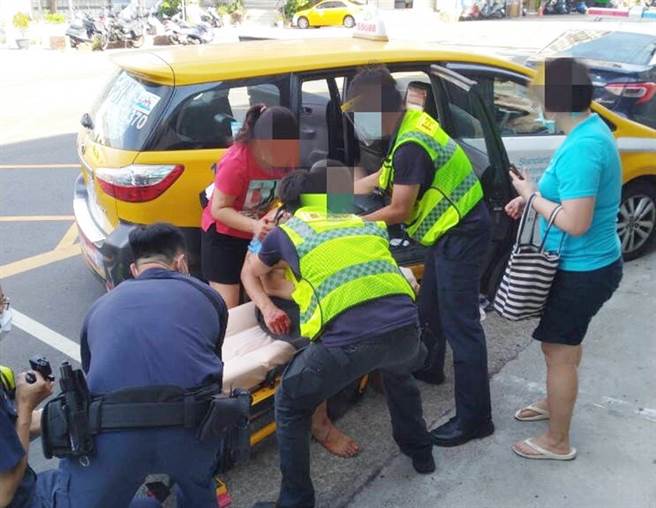 员警见状如及时雨，火速展开救援，让家属感激不已。（民眾提供）