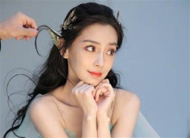 Angelababy和黃曉明屢傳婚變。（圖/翻攝自微博）