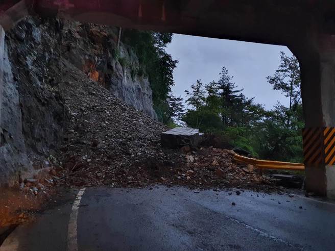 花莲县台8线中横公路昨天傍晚因整天雨势未停歇造成走山坍方，6米宽的路面遭大量落石覆盖阻断。（新城警分局提供／罗亦晽花莲传真）