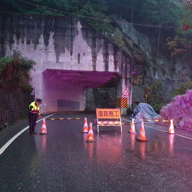 花莲县台8线中横公路昨天傍晚因整天雨势未停歇造成走山坍方，警方赶紧在沿线架设警示牌提醒用路人。（新城警分局提供／罗亦晽花莲传真）