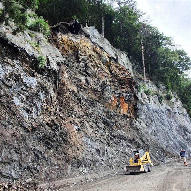 花莲县台8线中横公路昨天傍晚因整天雨势未停歇造成走山坍方，经工程人员漏夜抢修，终于在今天凌晨1点32分许恢復该路段的交通。（新城警分局提供／罗亦晽花莲传真）