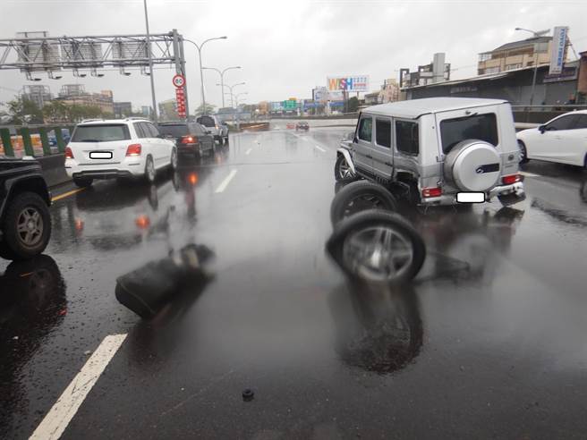 一名驾驶开车行经台74快速公路14C14灯杆往南路段时，衝撞到中央分隔岛，再将路灯撞断，连轮胎都撞飞。（民眾提供／卢金足台中传真）