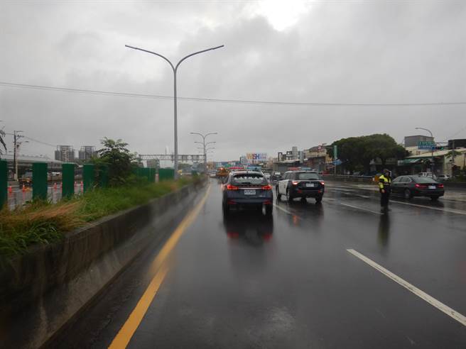 台中市警察局第六分局员警立即到场维持交通秩序，协助处理将肇祸车辆拖离现场，恢復交通顺畅。（民眾提供／卢金足台中传真）