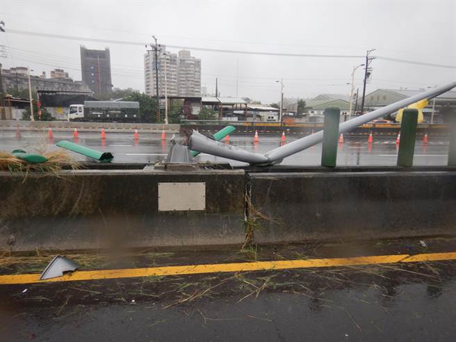 驾驶向警方表示，因为路面积水所以造成车辆失控，打滑撞到中央分隔岛，再将路灯撞断。（民眾提供／卢金足台中传真）