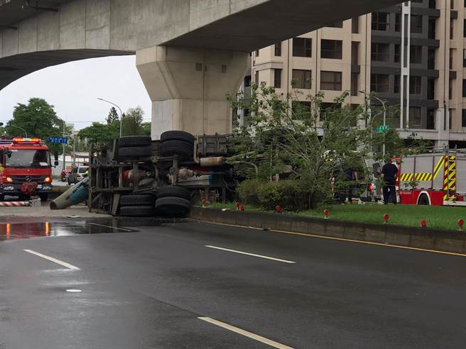 高雄市楠梓区南阳路和加昌路交叉路口7日上午10时发生一起车祸，一辆水泥预拌车自撞安全岛翻覆，驾驶受困车中，消防局人员到场抢救。（摘自我是楠梓人脸书／林瑞益高雄传真）