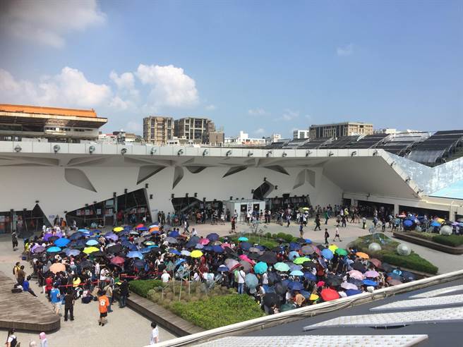 北市预备花博争艳馆作为大型接踵站。（北市产发局提供／张颖齐台北传真）