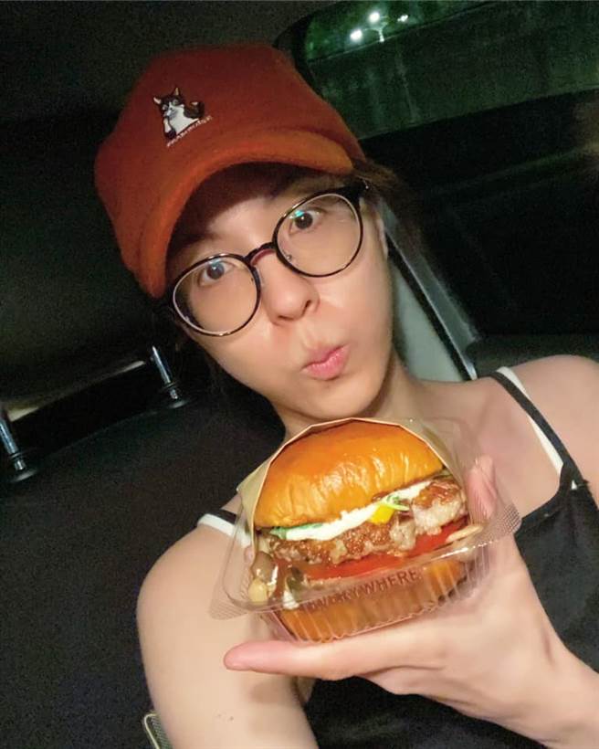 魏蔓的这张素顏照，被酸民讽刺妆前妆后差太多。（图／FB@魏蔓）