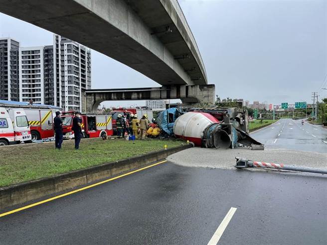 一辆水泥车7日上午行经楠梓区高楠公路和加昌路的交叉路口，因不明原因翻车，水泥倾覆一地。（翻摄照片／林瑞益高雄传真）
