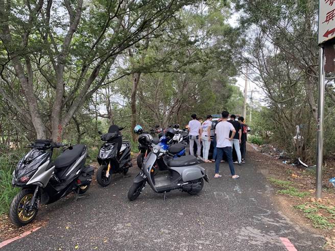 年轻车友们骑车到彰139线大彰路20公里处的林荫小径偷偷车聚，还被路过眼尖民眾发现没戴口罩。警方到场稽查时眾人虽赶紧把口罩戴上，但人数11人仍已经违反室外人数规定。（警方提供／谢琼云彰化传真）