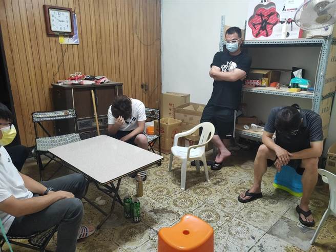 彰化分局昨天一天下来查获4处室内群聚打麻将玩扑克牌，总计21人被开立稽查单，函送彰化县卫生局裁处。（警方提供／谢琼云彰化传真）