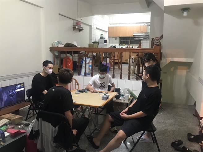 彰化分局昨天一天下来查获4处室内群聚打麻将玩扑克牌，总计21人被开立稽查单，函送彰化县卫生局裁处。（警方提供／谢琼云彰化传真）