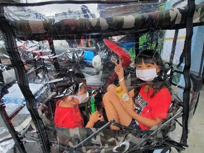 一名母亲出动「防疫遛孩」战车，路人回头率100%。（照片/取自 林姓网友 脸书）