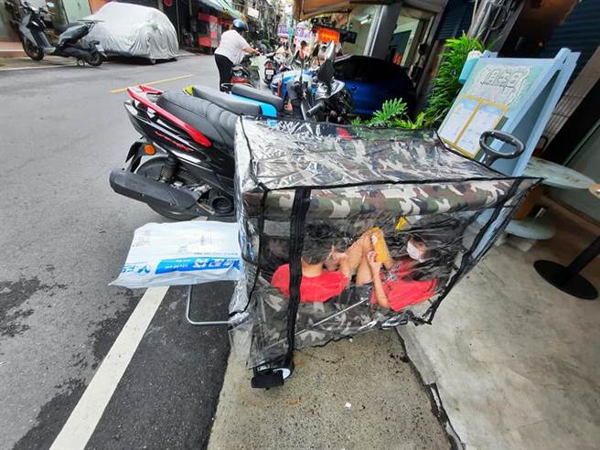 一名母亲出动防疫战车出门遛小孩。（照片/取自 林姓网友 脸书）