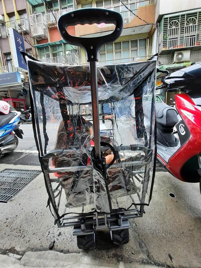 一名林姓网友出门买早餐、拿包裹，出动战车溜小孩。（照片/取自 林姓网友 脸书）