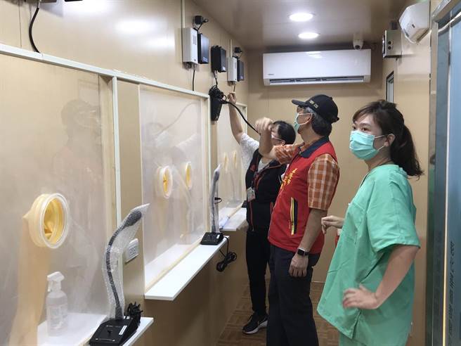 彰化基督教医院、台湾绿色立委联盟捐赠「正压筛检舱」给基隆市。（陈彩玲摄）