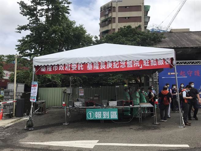 基隆市政府于中正区中正路市府大楼预定地成立社区筛检站。（陈彩玲摄）