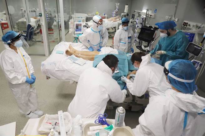 蔡贤龙举国外例子，疫情爆发初期，死亡率高是正常状况。（路透）