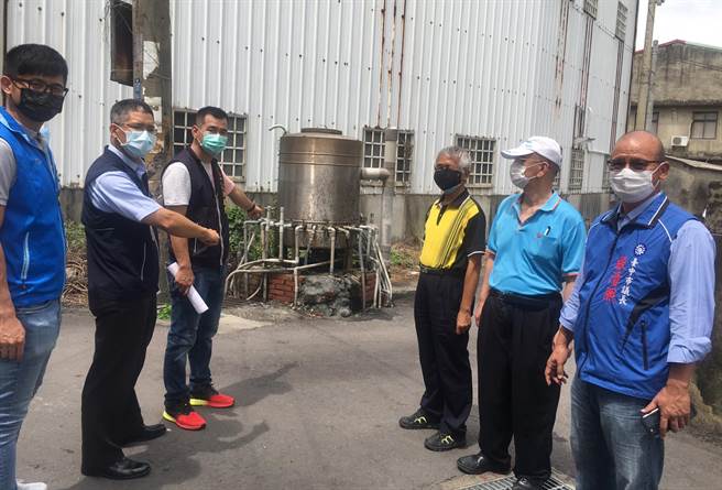 台中市议会议长张清照(右一)，7日上午特与高北里长白银堂及市府相关单位到现场会勘，积极协助住户装设自来水。（议长张清照服务处提供）