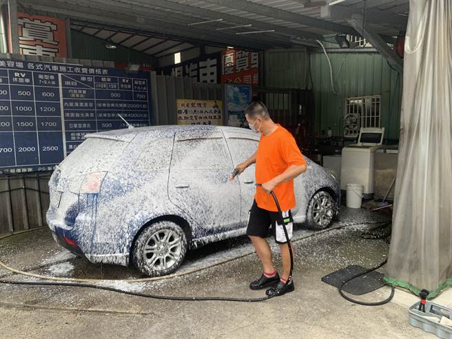 桃园市禁止汽车美容业者使用自来水洗车，业者无奈感嘆「看老天吃饭」。（姜霏摄）