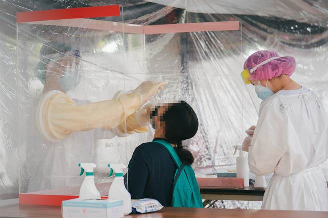 为呼吁并鼓励「相关厂区」从业者能够主动出面接受採诊，新竹市长林智坚7日宣布，到竹市任一「社区筛检站」採检，若不幸确诊，将立即提供5000元防疫慰问金。（新竹市政府提供／陈育贤新竹传真）