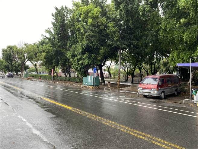 彰化县疫情严峻，北斗警方为管制市场人流，降低群聚染疫风险，针对传统市场周边有违规设摊部分，依据道路交通管理处罚条例，予以劝导。(警方提供／吴建辉彰化传真)