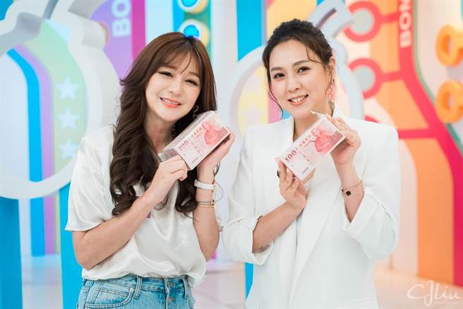 朱芯仪（右）与Stacey成功把10万元现金带回家。（卫视中文台提供）
