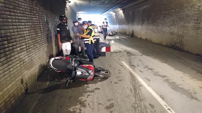 雨弹昨狂炸高雄，不少地区路段和地下道都有积淹水，16部机车打滑撞成一团，6人受伤送医治疗，所幸伤势并无大碍。(翻摄照片／刘宥廷高雄传真)