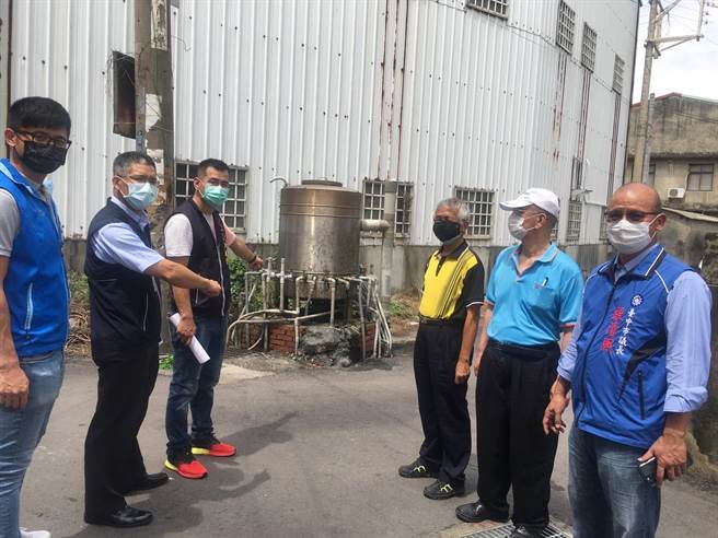 议长张清照7日与高北里里长白银堂及市府相关单位到现场会勘，协助住户装设自来水。（议长张清照服务处提供／陈淑娥台中传真）