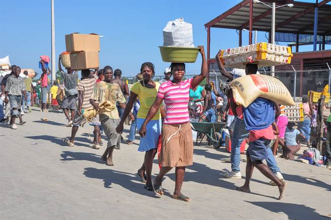 海地當局今天表示，在一波黑幫暴力衝突中，首都太子港數以百計民眾被迫逃離家園，到附近教堂尋找庇護。(示意圖/shutterstock提供)
