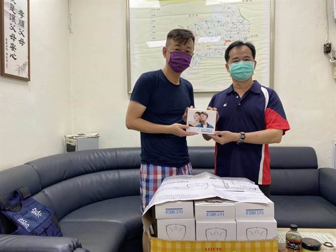 台中市纪姓男子（左）日前至台中市北屯区水湳派出所，捐1箱45入的防疫面罩。（台中市警五分局提供／张妍溱台中传真）