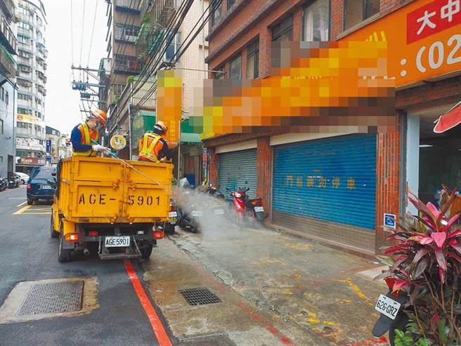 土城某长照机构爆发群聚感染，有33位住民和工作人员确诊，清洁队进行消毒。（土城清洁队提供／蔡雯如新北传真）