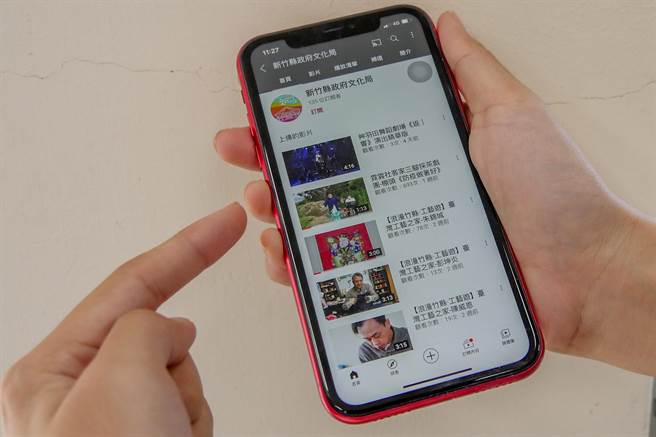 新竹县文化局规画「抗疫不抗艺」，民眾可用手机上「竹县go艺思」，观看线上音乐会等活动。（罗浚滨摄）