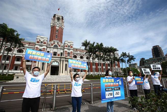 国民党团自6月4日起为期一周，每日上午08：30和下午13：30分，由总召费鸿泰（左4）、书记长郑丽文（左3）、首席副书记长陈玉珍，率党籍委员，前往总统府和疾管署，进行「我要疫苗，台湾要活命！」活动。7日已进行第4天，费鸿泰表示，如果立法院开临时院会，他们会直接跟苏贞昌院长说，就不会再到这里抗议了。（邓博仁摄）