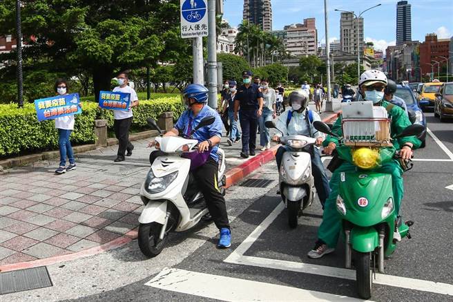 国民党团自6月4日起为期一周，每日上午08：30和下午13：30分，由总召费鸿泰、书记长郑丽文、首席副书记长陈玉珍，率党籍委员，前往总统府和疾管署，进行「我要疫苗，台湾要活命！」活动。7日已进行第4天，当队伍经过总统府时，引起路人的侧目。（邓博仁摄）