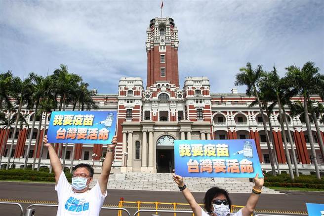 国民党团自6月4日起为期一周，每日上午08：30和下午13：30分，由总召费鸿泰、书记长郑丽文、首席副书记长陈玉珍，率党籍委员，前往总统府和疾管署，进行「我要疫苗，台湾要活命！」活动，7日已进行第4天。（邓博仁摄）