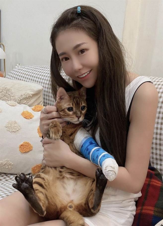 昨（6日）走失的爱猫终于回到主人身边，梓梓相当开心。（图/梓梓脸书）