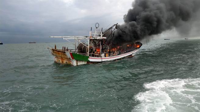 高雄兴达港外海渔船大火，3船员跳海逃生获救，(海巡署提供)